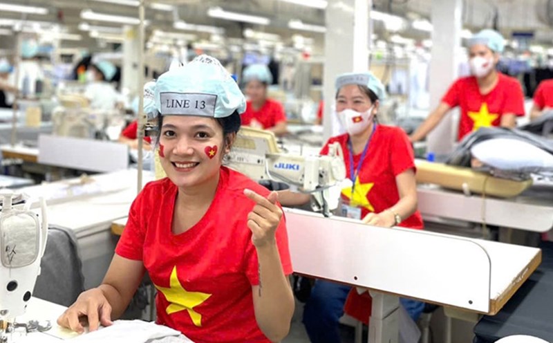 More than 600 cadres, union members, and workers of Scavi Quang Dien Company Limited wore the national flag while working. Photo: Scavi Quang Dien Company Limited Trade Union