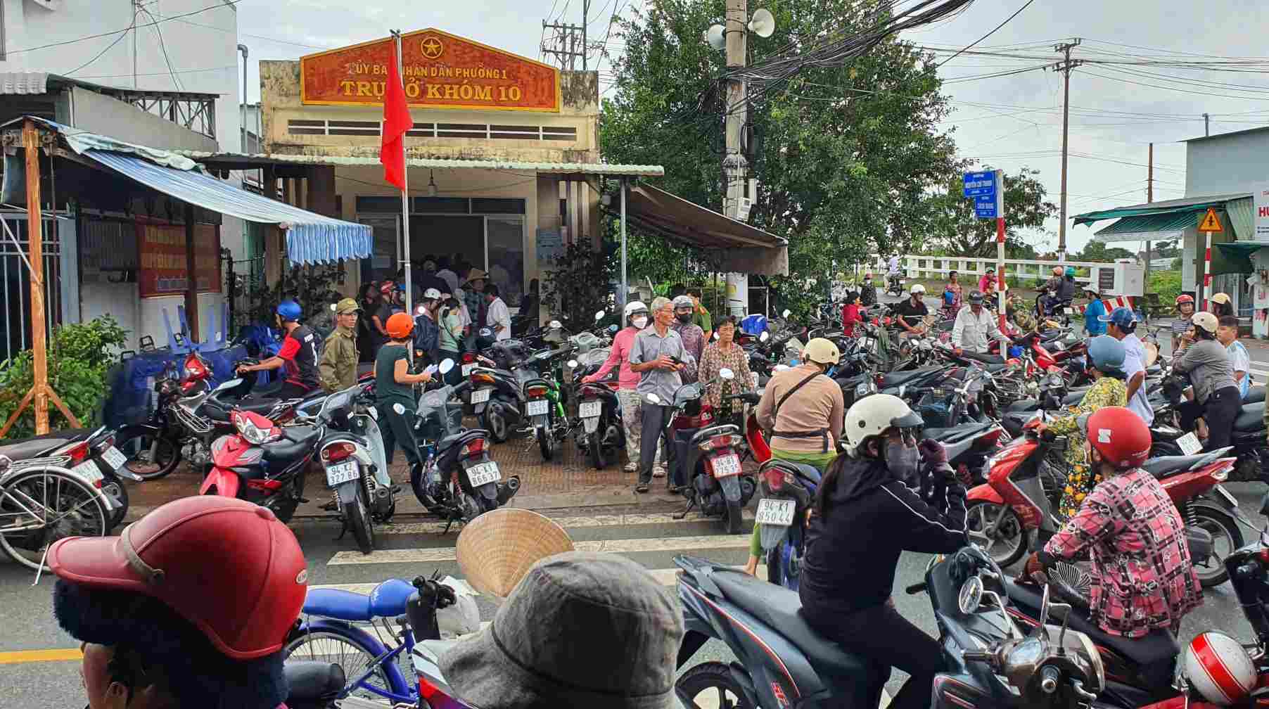 Mot diem phat qua cua Chinh phu nhan ngay Tet doc lap tai phuong Bac Lieu, tinh Ca Mau. Anh: Nhat Ho