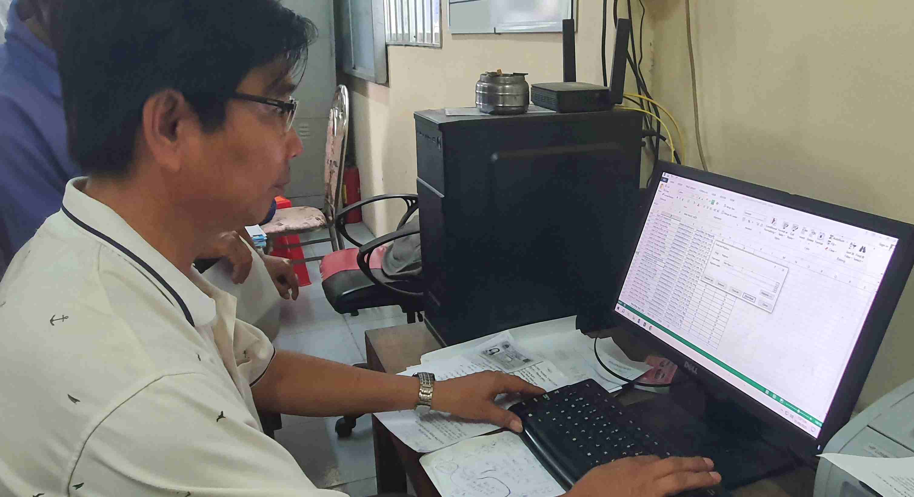Nhap du lieu dan cu tra cuu ho gia dinh nhan qua Tet doc lap tai khom 1, phuong Bac Lieu, tinh Ca Mau. Anh: Nhat Ho