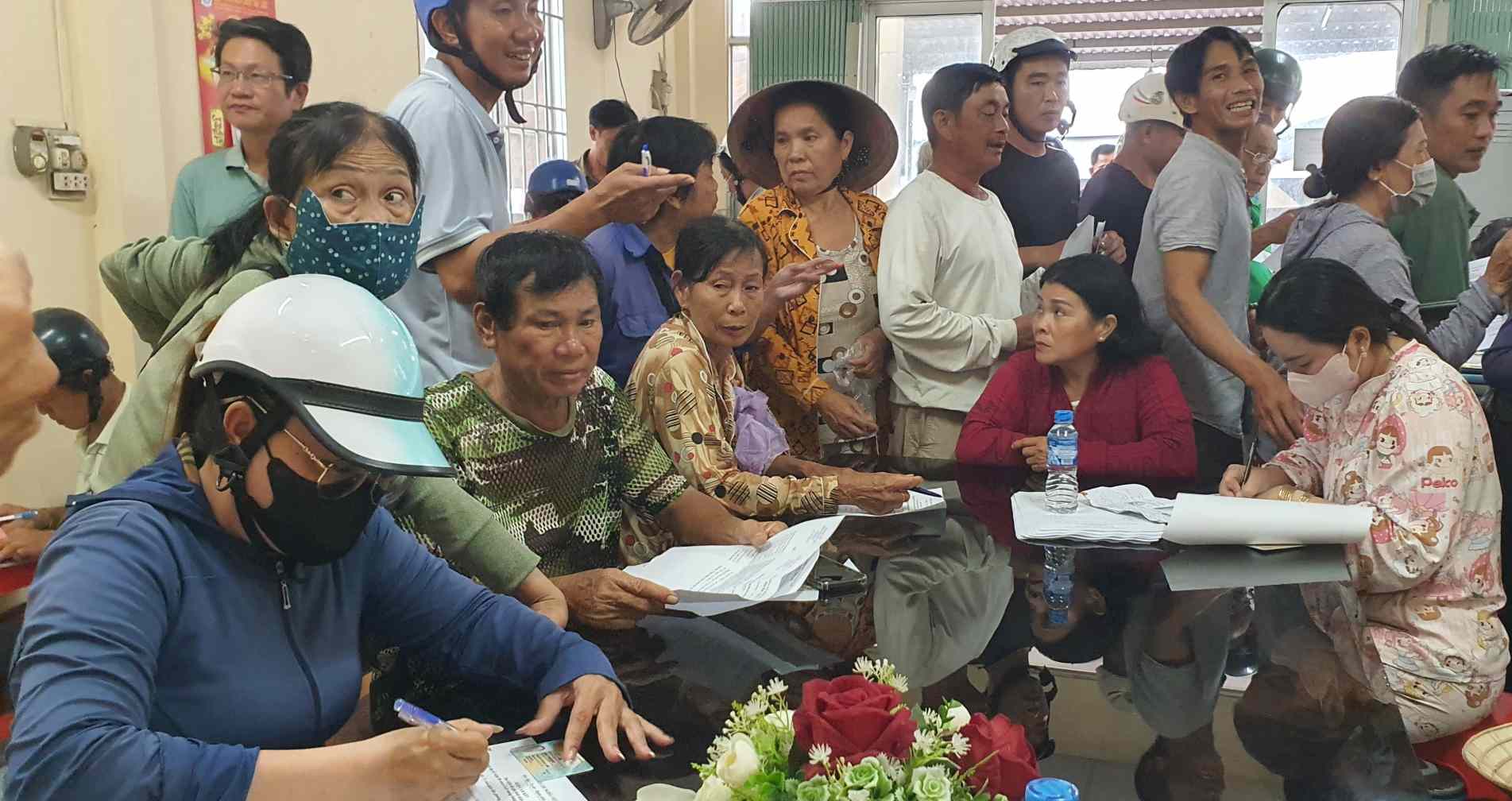Dai dien ho gia dinh ke khai danh sach de nhan qua cua Chinh phu tai phuong Bac Lieu, tinh Ca Mau. Anh: Nhat Ho