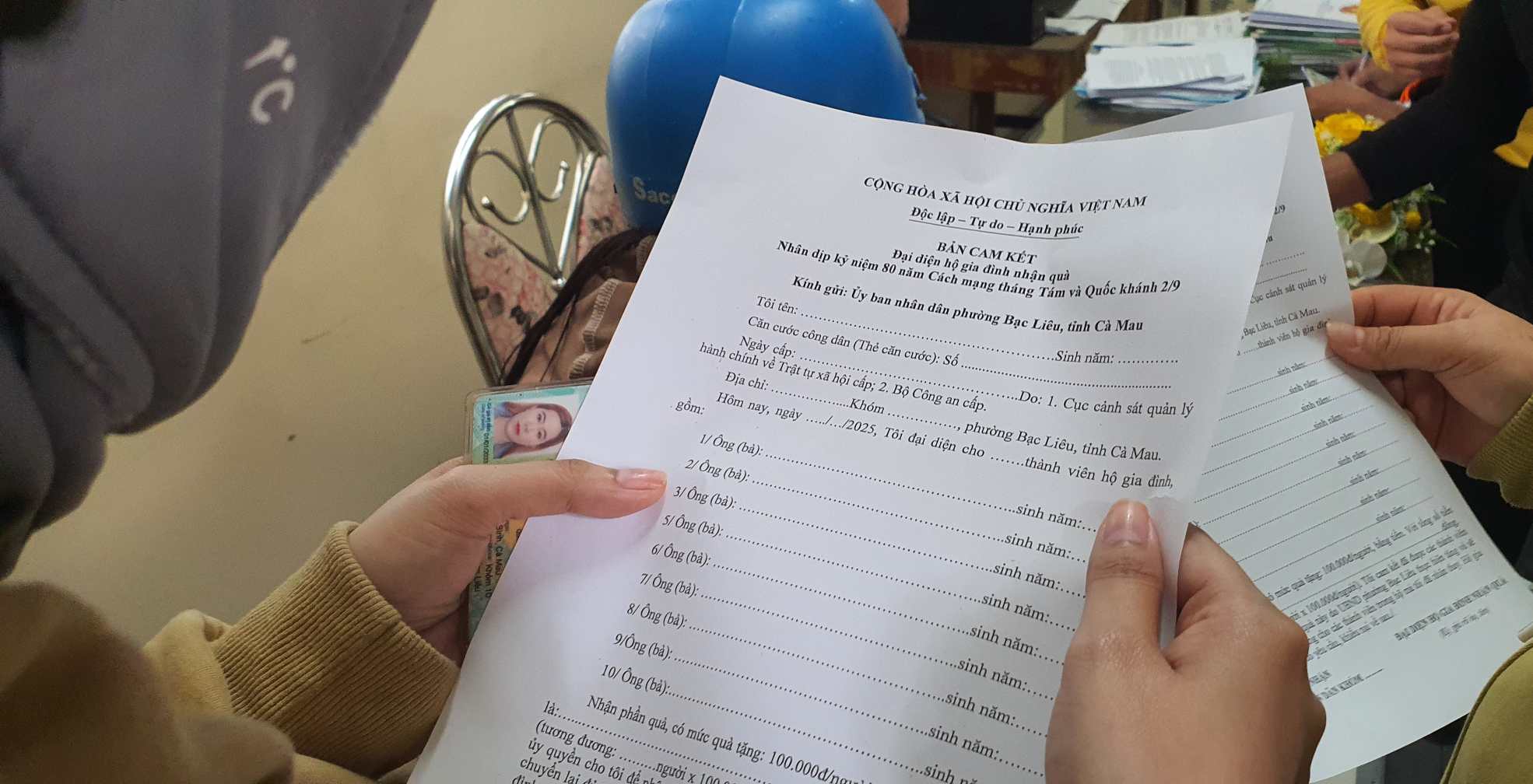 Phieu thong tin ho gia dinh tu khai de nhan qua cho cac thanh vien trong ho. Anh: Nhat Ho