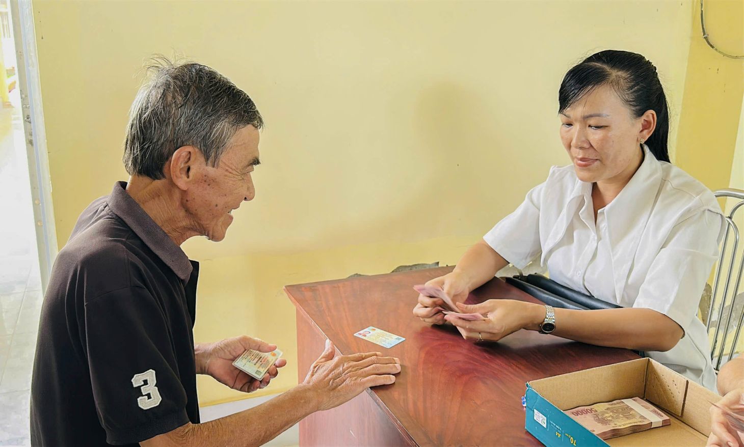 Nguoi dan My Tu den lam thu tuc nhan qua ho tro dip Quoc Khanh 2.9. Anh: Quang Thuan