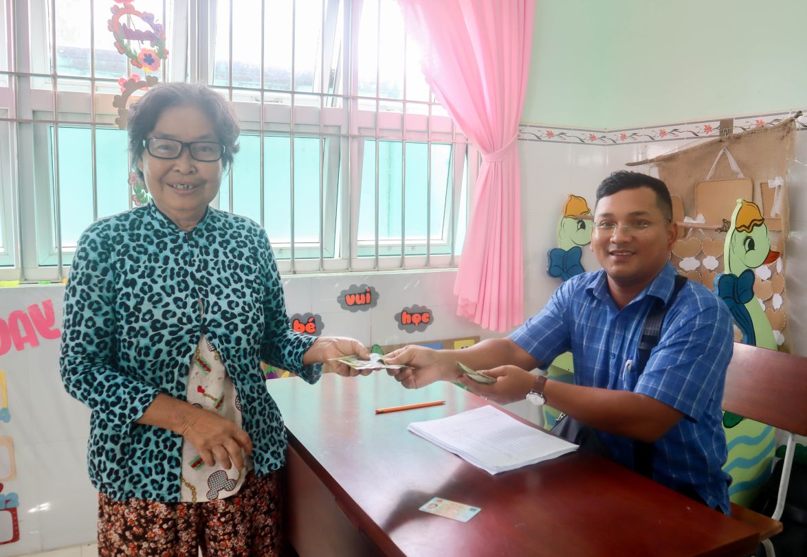 Nguoi dan xa Tran De vui mung nhan qua ho tro. Anh: Van Song