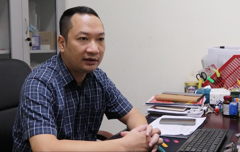 Ong Nguyen Khac Du - Pho truong tram Y te phuong Ba Dinh. Anh: Nguyen Linh