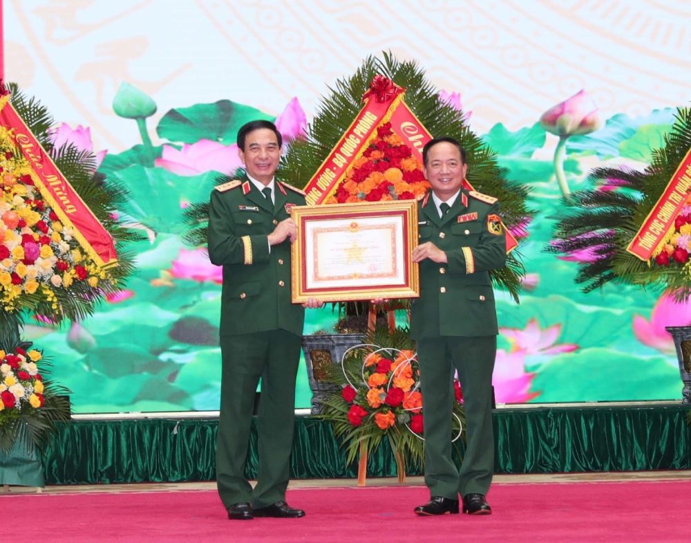 Thua uy quyen cua Chu tich nuoc, Dai tuong Trinh Van Quyet - Bi thu Trung uong Dang, Uy vien Thuong vu Quan uy Trung uong, Chu nhiem Tong cuc Chinh tri QDND Viet Nam - trao Huan chuong Quan cong hang Nhat cho Dai tuong Phan Van Giang, Uy vien Bo Chinh tri, Pho Bi thu Quan uy Trung uong, Bo truong Bo Quoc phong. Anh: Trong Duc/TTXVN