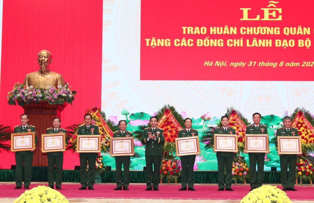 Authorized by the President, General Phan Van Giang - Politburo member, Deputy Secretary of the Central Military Commission, Minister of National Defense - awarded the First and Second Class Military Exploit Medals to the leaders of the Ministry of National Defense. Photo: VNA