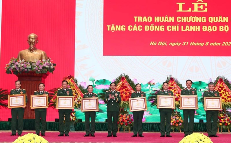 Authorized by the President, General Phan Van Giang - Politburo member, Deputy Secretary of the Central Military Commission, Minister of National Defense - awarded the First and Second Class Military Exploit Medals to the leaders of the Ministry of National Defense. Photo: VNA