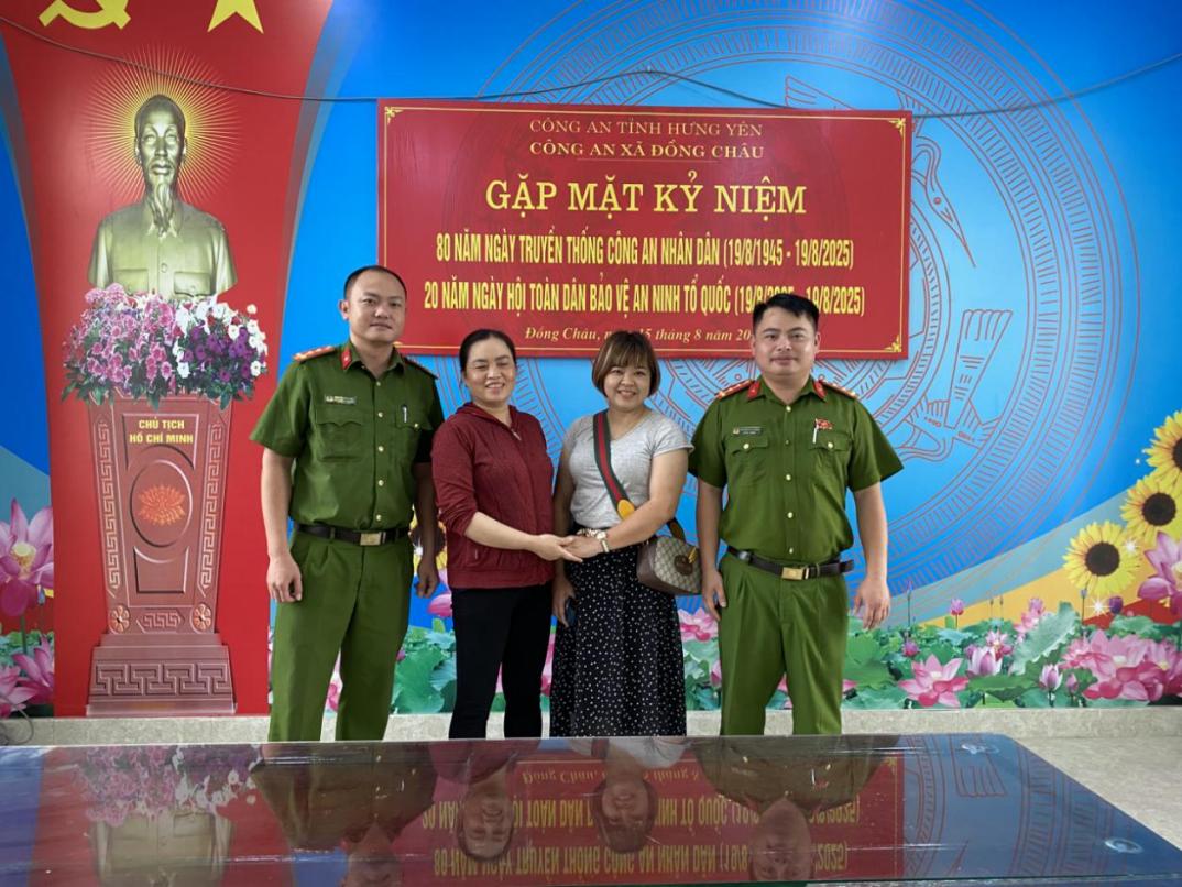 Dong Chau Commune Police supported citizens to receive back 57.3 million VND due to incorrect transfer. Photo: Hung Yen Provincial Police