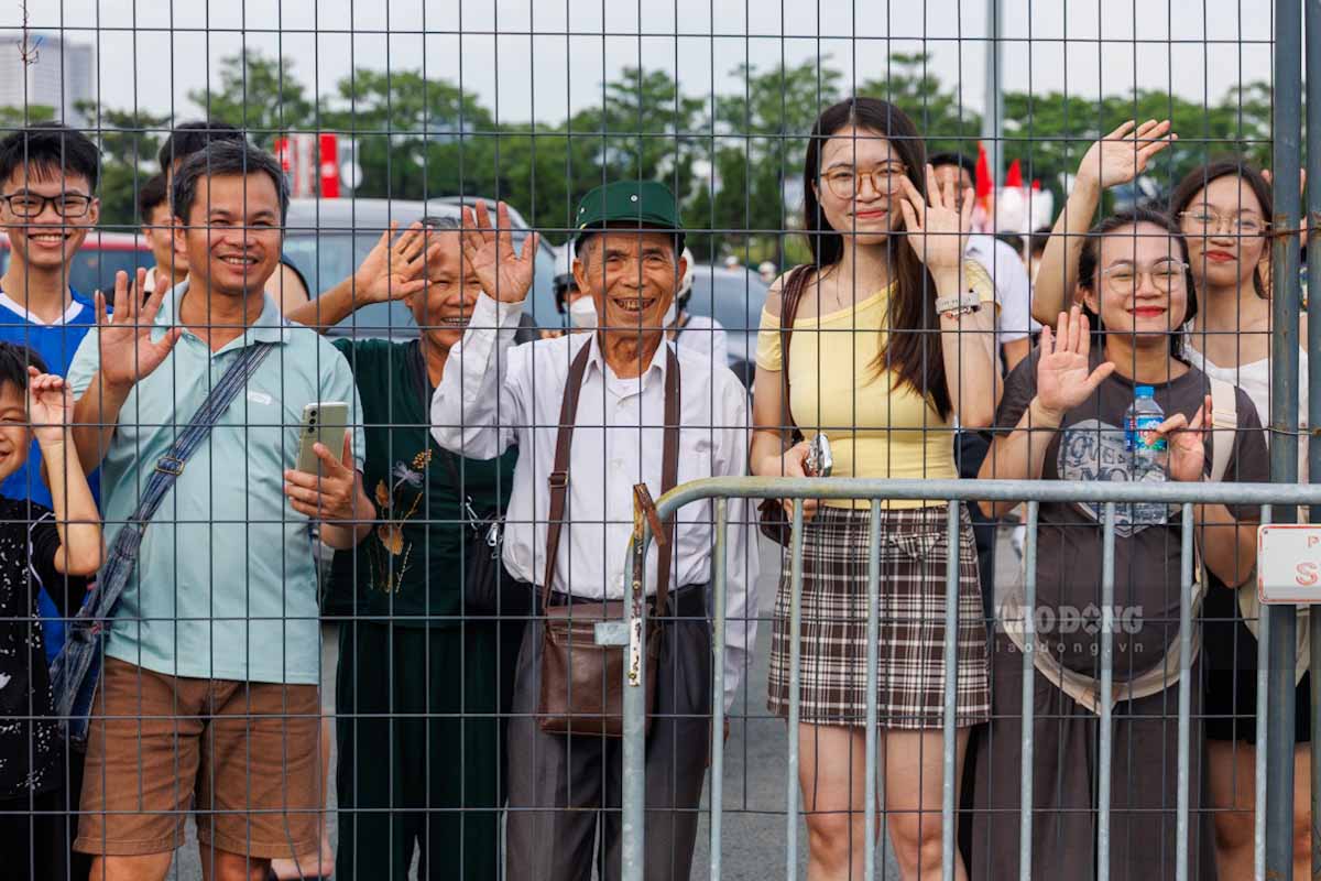 Ba chị em gái (phải ảnh) có bố là chiến sĩ từng tham gia duyệt binh 40 năm Quốc khánh tại Quảng trường Ba Đình. Ảnh: Hải Nguyễn 