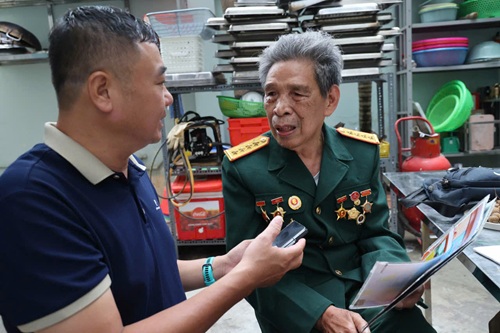 Cuu chien binh Phan Ba Nong chia se voi phong vien Bao Lao Dong. Anh: Minh Hanh