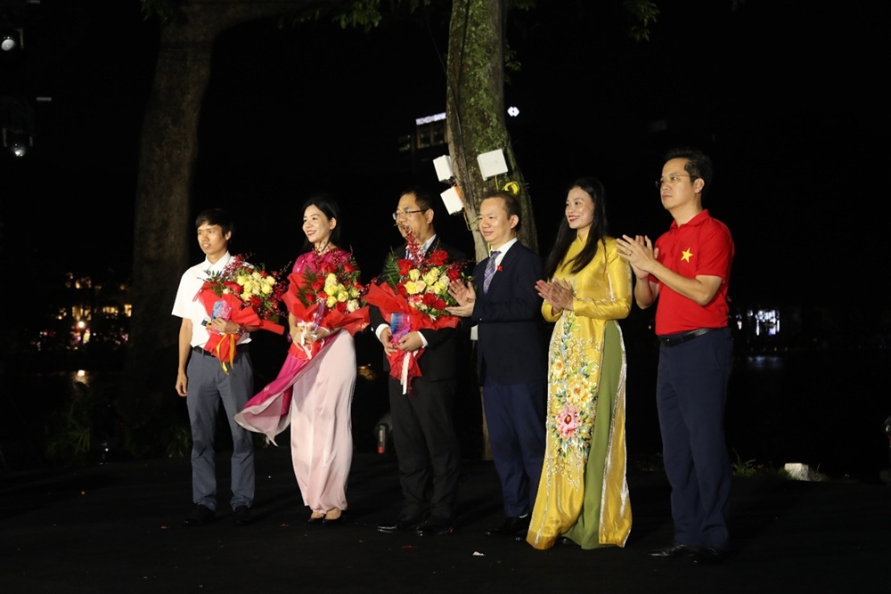PGS.TS Bui Hoai Son, ba Bach Lien Huong, ong Vu Dang Dinh tang hoa cac don vi to chuc thuc hien va tai tro chuong trinh Ha noi rang ro toi 29.8. Anh: Phong Thuan - Luong Duy Tien