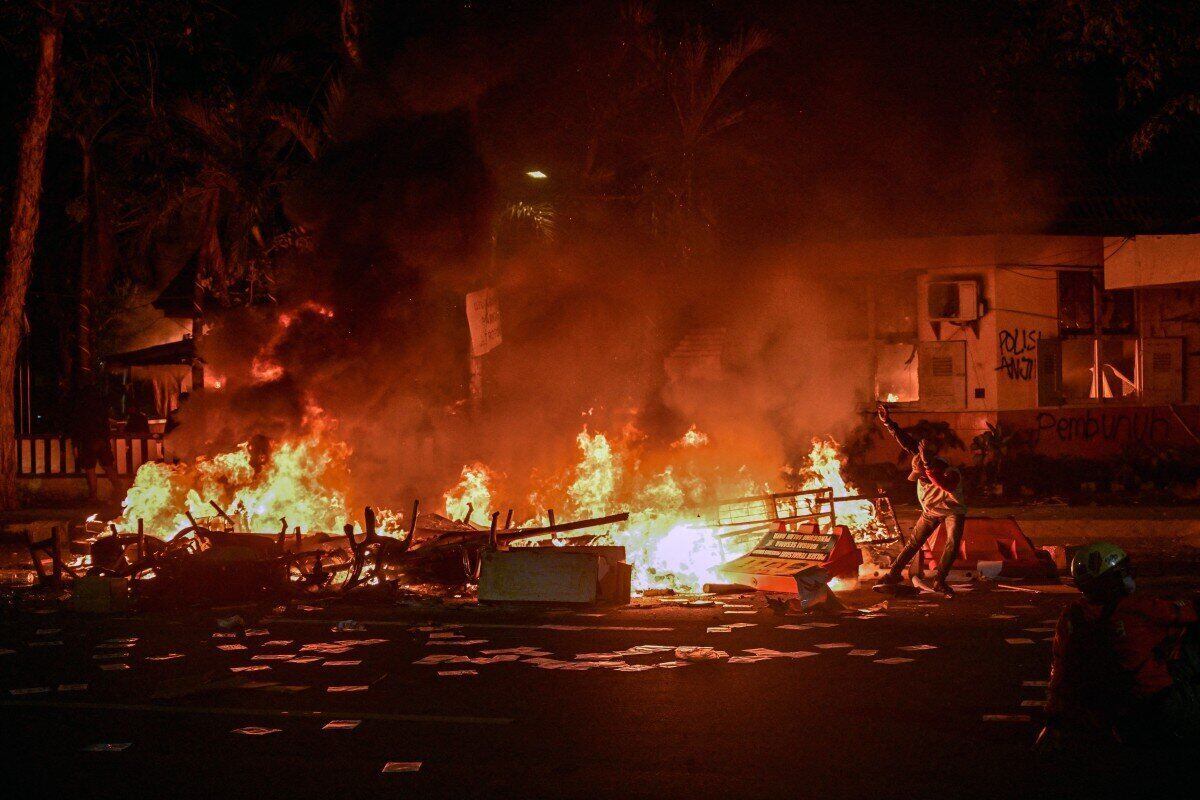 8월 31일 인도네시아 수라바야의 시위에서 방화 및 약탈당한 경찰 본부 사진: AFP