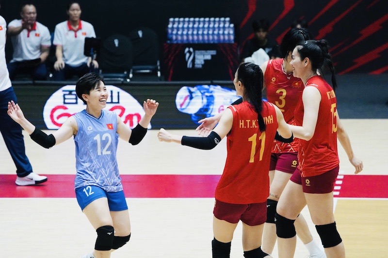 L'equipe vietnamienne de volleyball feminin est plus confiante car elle a participe a des competitions de niveau mondial. Photo : VFV