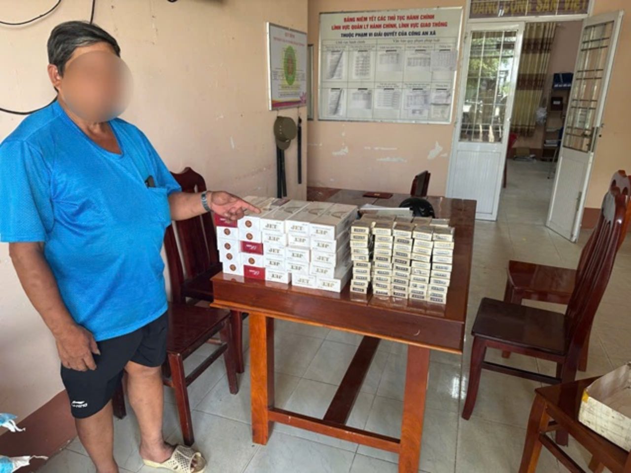 To Canh sat phong chong toi pham thuoc Cong an phuong Thuong Lac (tinh Dong Thap) phat hien va bat qua tang ong T van chuyen 350 bao thuoc la dieu ngoai cac loai. Anh: Cong an tinh Dong Thap