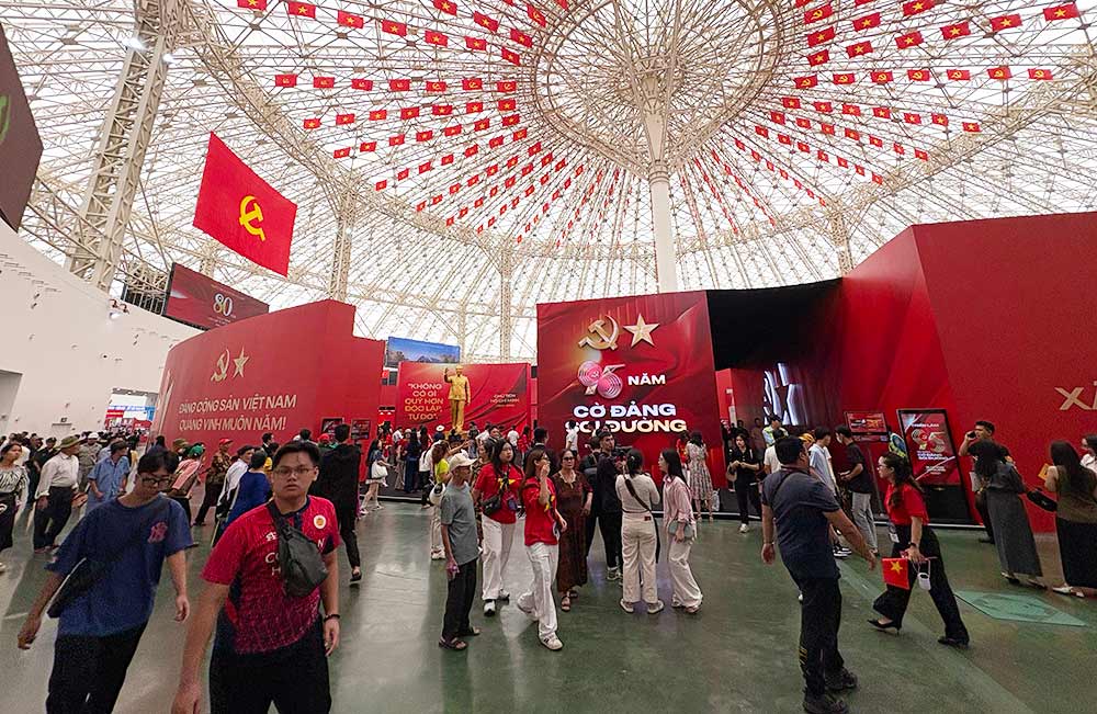The National Achievements Exhibition is crowded with visitors from morning to night every day since its opening. Photo: Y Yen