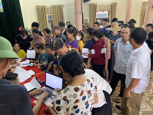 하노이 Son Tay Ward 주민들은 8월 31일 이른 아침부터 Quoc Khanh 선물을 받으러 기뻐하며 갔습니다. 사진: Thuy Linh