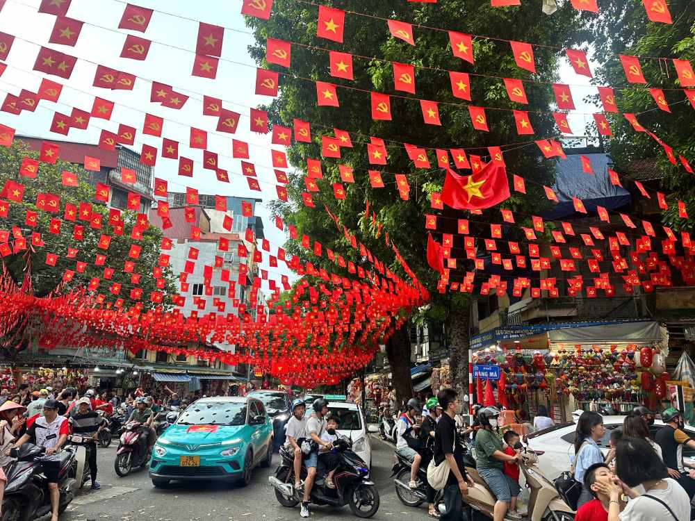A80을 맞아 깃발과 꽃으로 뒤덮인 Hang Ma 거리. 사진: Quynh Chi