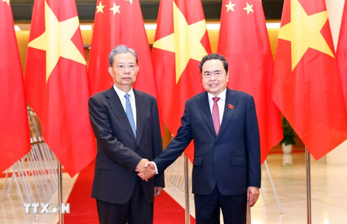 Politburo member and National Assembly Chairman Tran Thanh Man welcomed Chief People's Artist of China Zhao Lusi. Photo: VNA