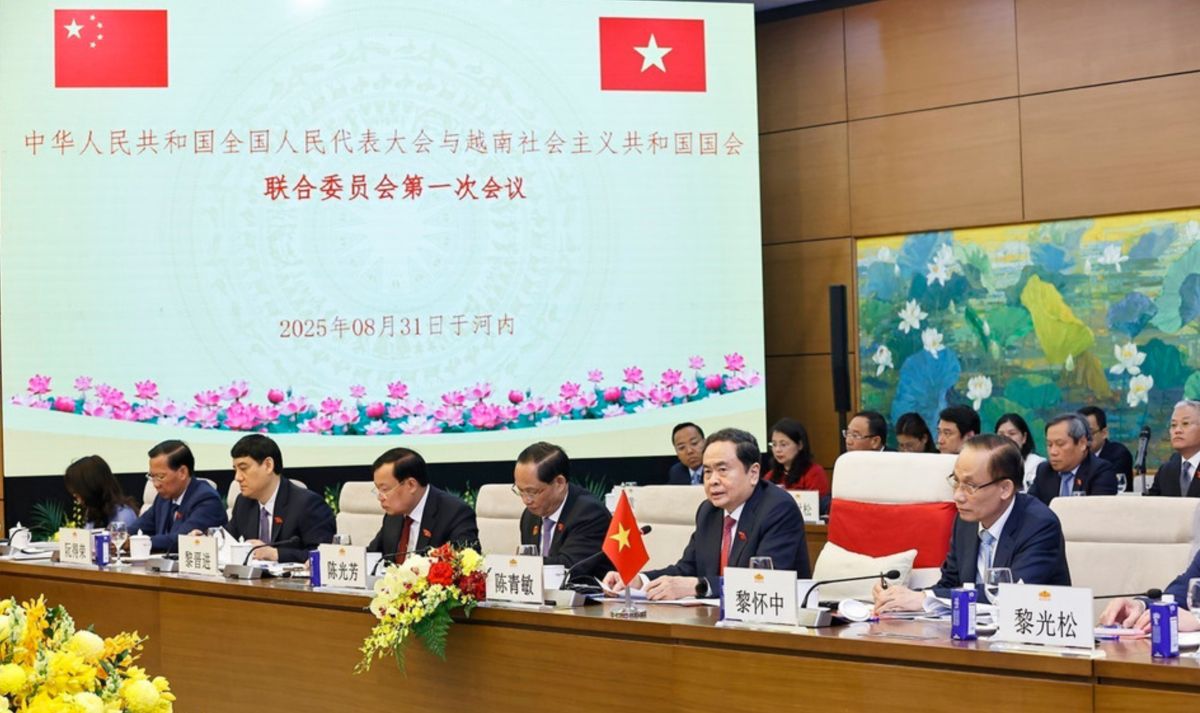 Uy vien Bo Chinh tri, Chu tich Quoc hoi Tran Thanh Man don Uy vien truong Nhan dai toan quoc Trung Quoc Trieu Lac Te. Anh: TTXVN