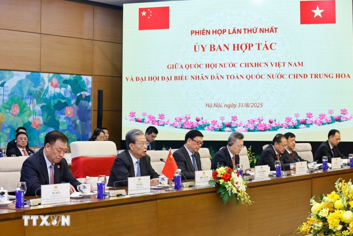 Uy vien Bo Chinh tri, Chu tich Quoc hoi Tran Thanh Man don Uy vien truong Nhan dai toan quoc Trung Quoc Trieu Lac Te. Anh: TTXVN