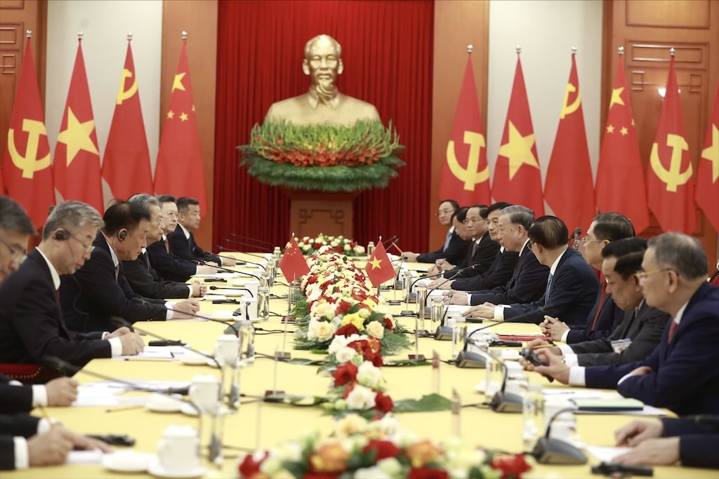 Tong Bi thu To Lam bay to tran trong viec Trung uong Dang Cong san Trung Quoc, Tong Bi thu, Chu tich nuoc Tap Can Binh da cu ong Trieu Lac Te lam dai dien cap cao cua Dang, Nha nuoc Trung Quoc du le ky niem 80 nam Cach mang thang Tam va Quoc khanh 2.9 va cu khoi quan nhan tham du le dieu binh, dieu hanh. Anh: Hai Nguyen