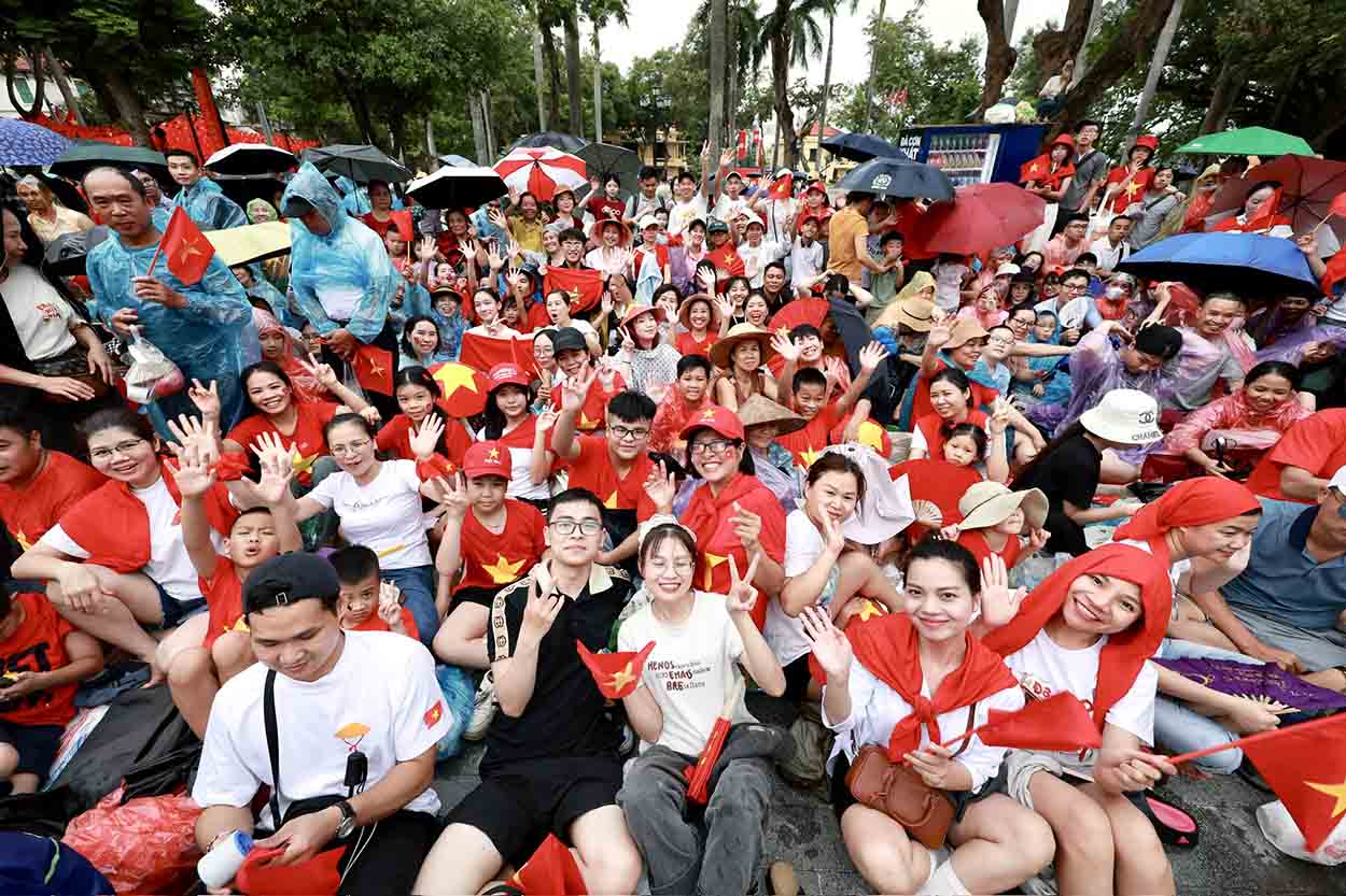 People line up to watch the second parade and parade in the Thanh Nien - Quan Thanh area, August 24. Photo: Hai Nguyen