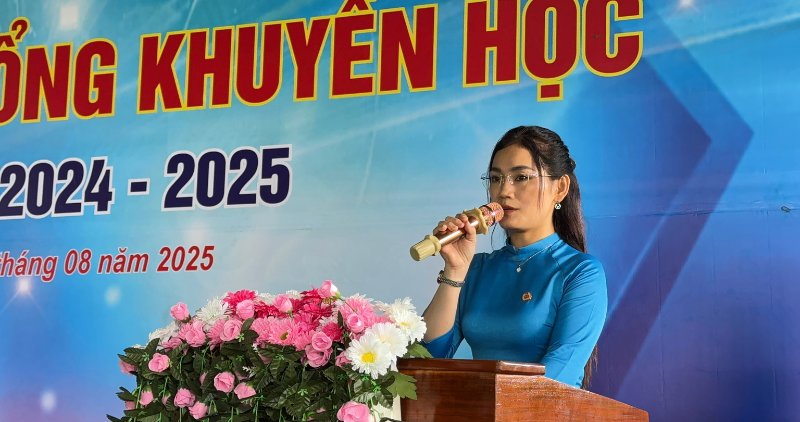 Ba Tran Thi Thone – Pho Chu tich Cong doan co so Lefaso Tra Vinh phat bieu tai le trao hoc bong. Anh: Hoang Loc