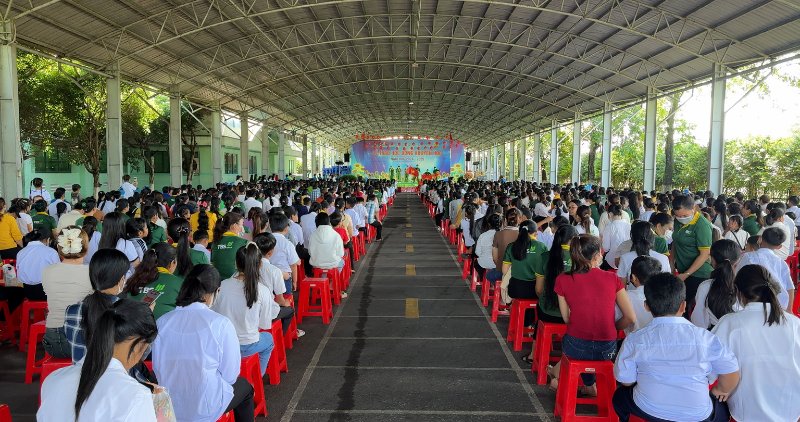 짜빈 Lefaso 회사 노동자 자녀에게 8억 4백만 동 이상의 장학금 986개를 수여하는 행사. 사진: 호앙록