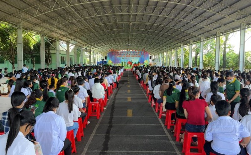The ceremony of awarding 986 scholarships worth more than 804 million VND to the children of workers of Lefaso Tra Vinh Company. Photo: Hoang Loc