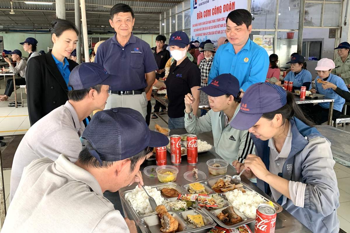 Ms. Nguyen Thi Ngoc Lan - Chairwoman of the Ngai Giao Commune Union (left cover) - attended the Union meal at Mei Sheng Textiles Vietnam Co., Ltd. Photo: Thai Binh