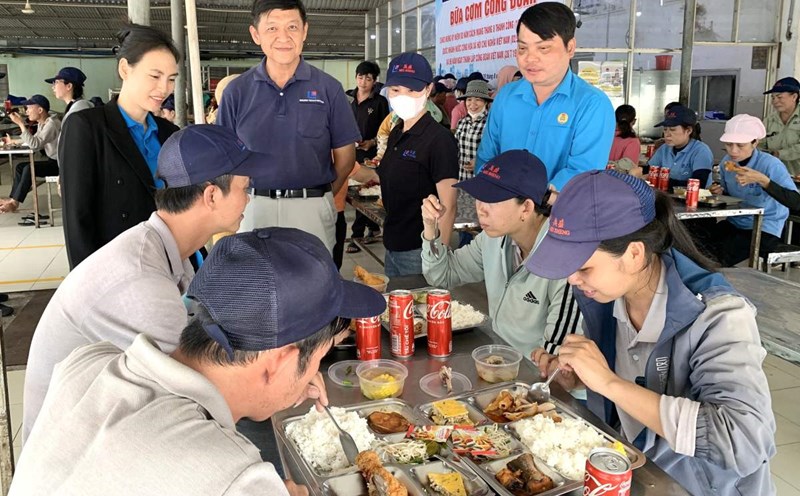 Ms. Nguyen Thi Ngoc Lan - Chairwoman of the Ngai Giao Commune Union (left cover) - attended the Union meal at Mei Sheng Textiles Vietnam Co., Ltd. Photo: Thai Binh