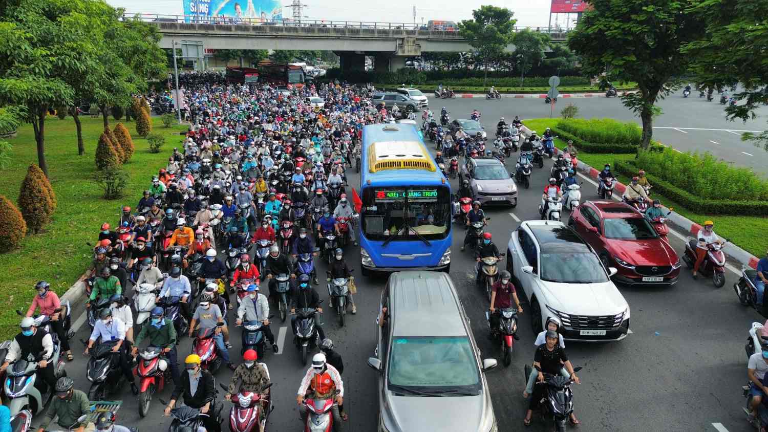 Ho Chi Minh City Traffic Police recommend choosing an alternative time and route to travel safely when returning to work after the September 2 holiday. Photo: Anh Tu