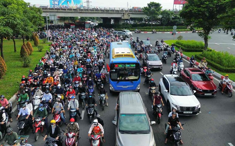 Ho Chi Minh City Traffic Police recommend choosing an alternative time and route to travel safely when returning to work after the September 2 holiday. Photo: Anh Tu