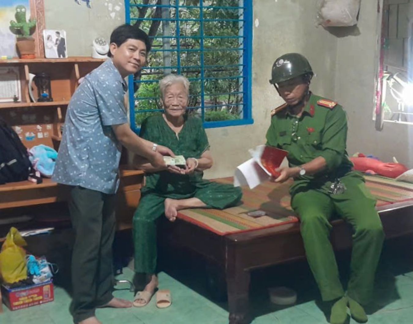 Can bo xa Lich Hoi Thuong den tan nha nguoi dan tang qua Quoc Khanh 2.9. Anh: Son Phuong