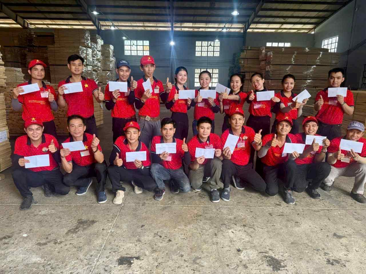 Cong ty trao thuong le dong vien nguoi lao dong. Anh: Cong doan co so cung cap