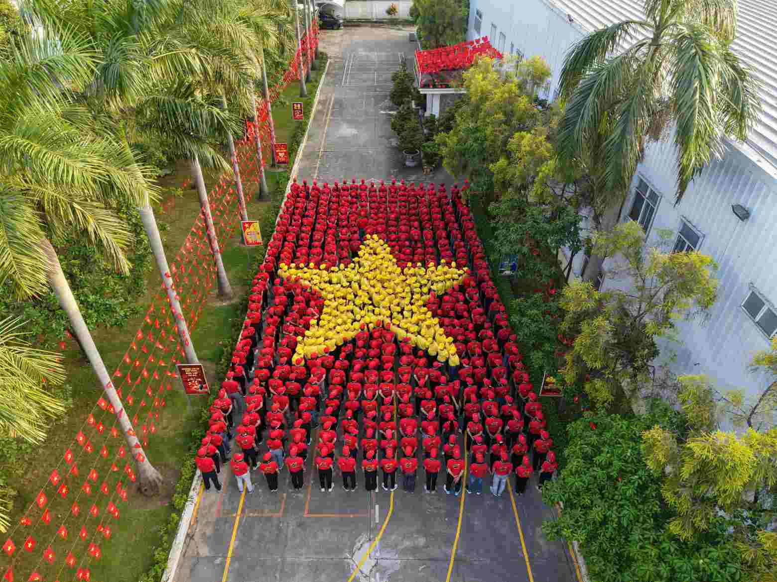 Trabajadores colocando la bandera nacional. Foto: Lam Truong