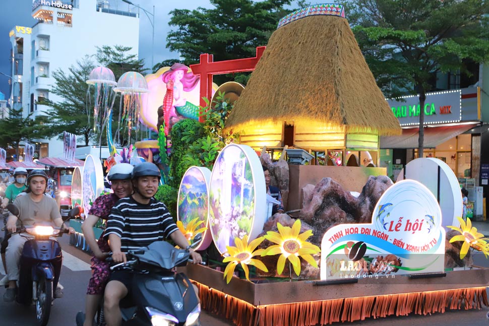 Doan xe le hoi dieu hanh tren duong Xuan Dieu. Anh: Hoai Phuong