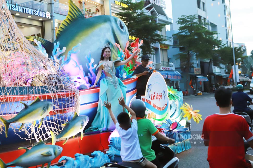 Miss Embajadora de Turismo de Vietnam 2024 Dinh Thi Hoa y la esencia de Dai ngan - Bien xanh desfilan por todas las calles de Gia Lai. Foto: Hoai Phuong