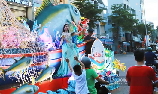 Hoa hậu Đại sứ Du lịch Việt Nam 2024 Đinh Thị Hoa cùng tinh hoa Đại ngàn - Biển xanh diễu hành khắp các tuyến phố ở Gia Lai. Ảnh: Hoài Phương