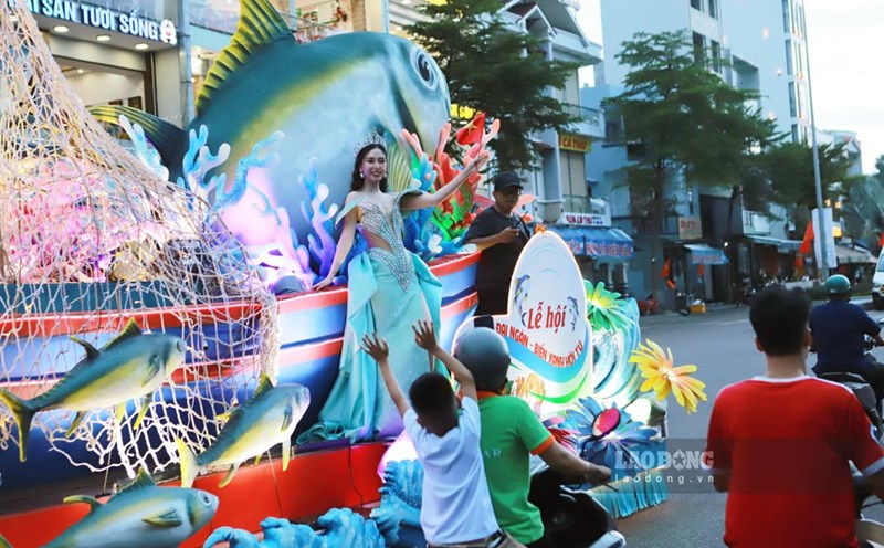 Miss Vietnam Tourism Ambassador 2024 Dinh Thi Hoa and the quintessence of the Great Ocean - Blue Sea parade across the streets of Gia Lai. Photo: Hoai Phuong