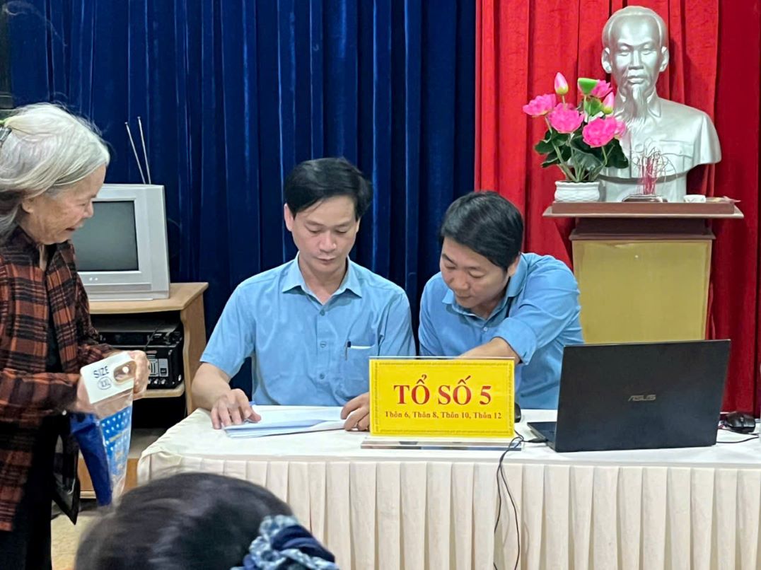 Cadres of Cat Tien commune (Lam Dong) urgently paid gifts to the people. Photo: Lam Hong