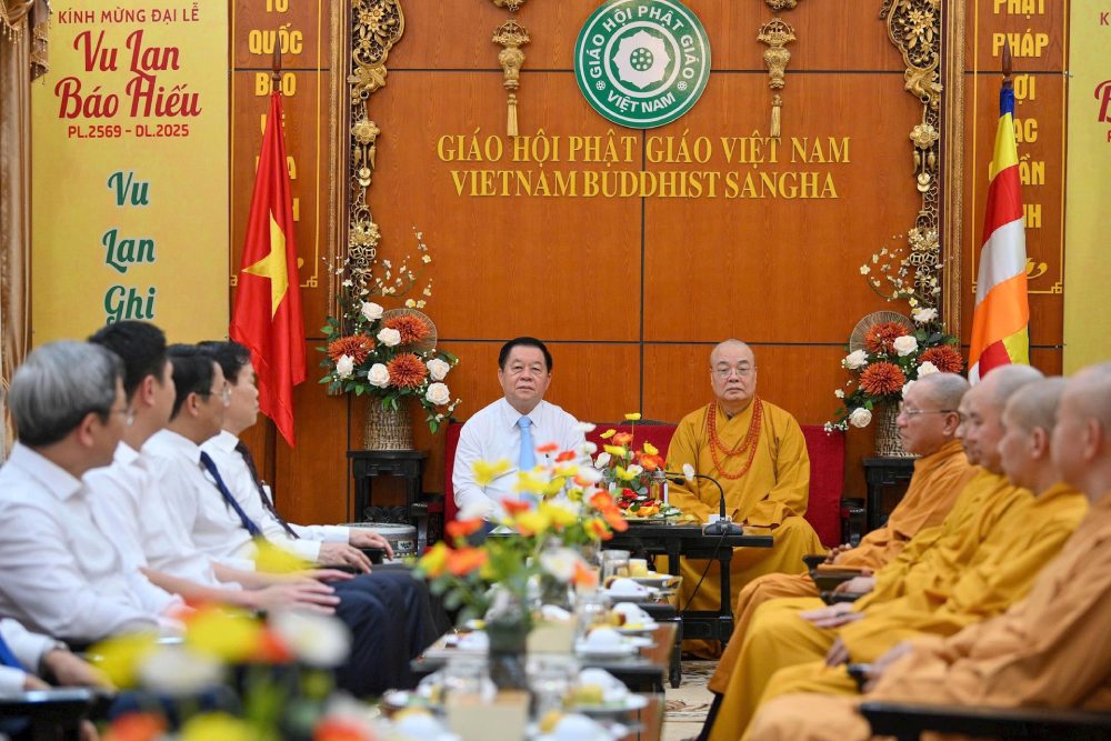 Member of the Politburo, Secretary of the Party Central Committee, Head of the Central Propaganda and Mass Mobilization Commission Nguyen Trong Nghia visited the Central Committee of the Vietnam Buddhist Sangha on the afternoon of August 31. Photo: Nguyen Anh
