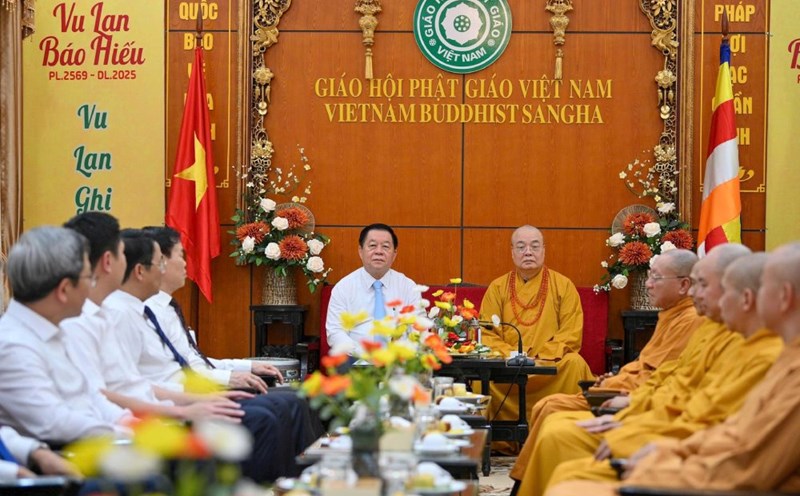 Member of the Politburo, Secretary of the Party Central Committee, Head of the Central Propaganda and Mass Mobilization Commission Nguyen Trong Nghia visited the Central Committee of the Vietnam Buddhist Sangha on the afternoon of August 31. Photo: Nguyen Anh