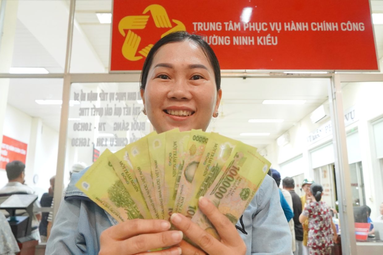 Chi Nguyen Thi Kim Thoa vui ve khi nhan duoc qua. Anh: Ta Quang