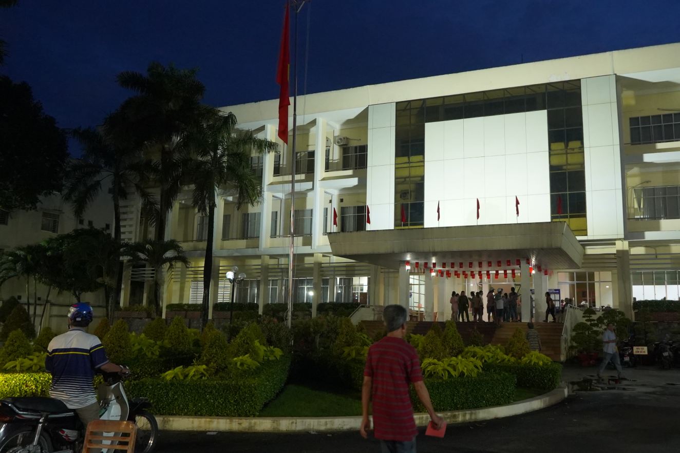 Tru so UBND phuong Ninh Kieu (TP Can Tho) noi nguoi dan den nhan qua. Anh: Ta Quang