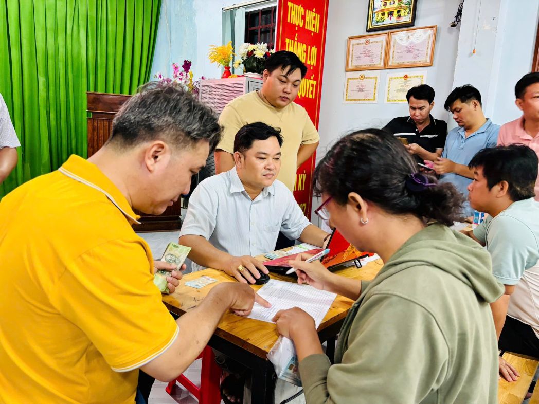 The first residents of Phu Loi ward, Ho Chi Minh City came to receive a gift of 100,000 VND to celebrate National Day on September 2. Photo: Phu Loi Ward