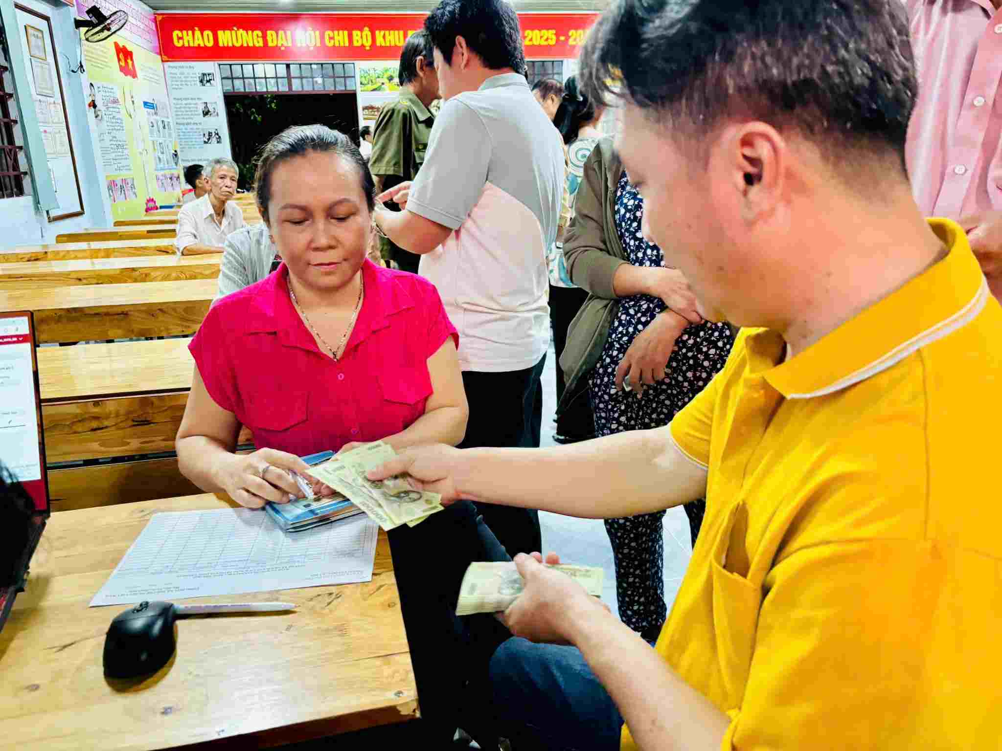 Nguoi dan truc tiep den nhan qua. Anh: Phuong Phu Loi