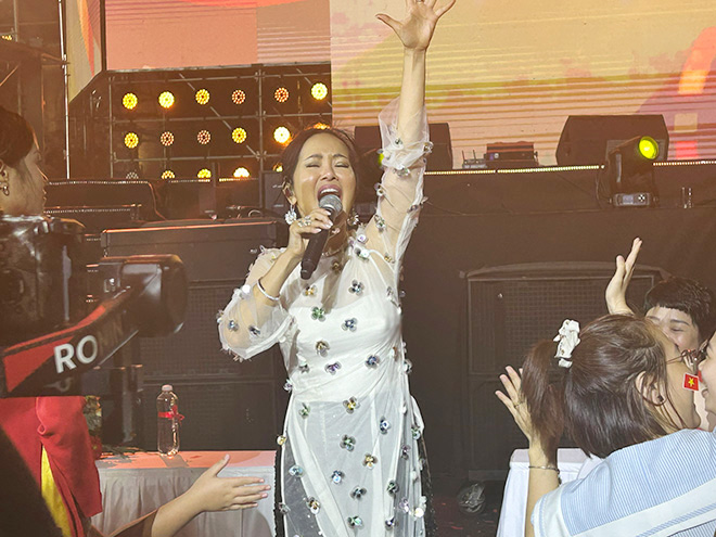 Hong Nhung stirred up the atmosphere in the music night "Proud of Vietnamese identity". Photo: Quynh An