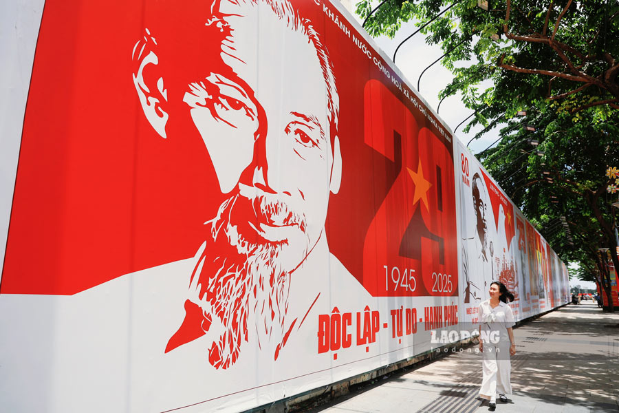 Trong nhung ngay nay, pho phuong TPHCM duoc trang hoang ruc ro nhan ky niem 80 nam Quoc Khanh (2.9.1945 - 2.9.2025).