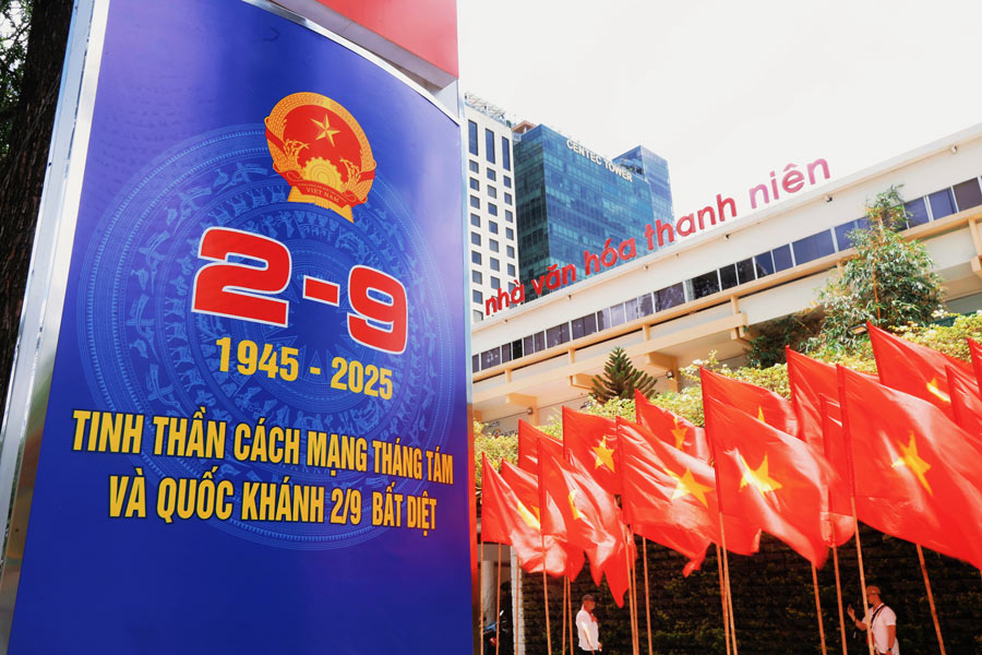 Truoc mat tien Nha Van hoa Thanh Nien thu hut dong dao nguoi dan chup anh cung dan co do sao vang.